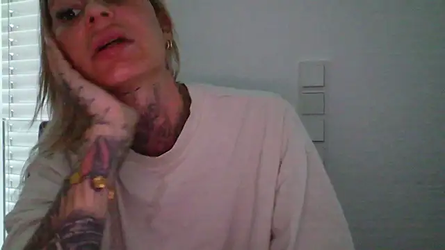Snapshot of Sierablum chatting on June 20, 3:59 pm Sierablum online show from June 20, 3:59 pm