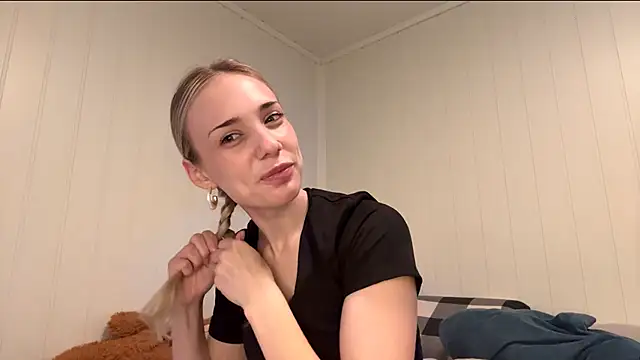 Snapshot of OlyMayer chatting on June 18, 8:25 am OlyMayer online show from June 18, 8:25 am