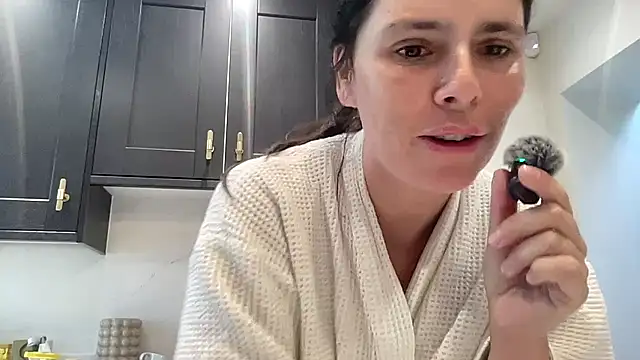 Snapshot of JadeLucy chatting on June 7, 7:34 am JadeLucy online show from June 7, 7:34 am