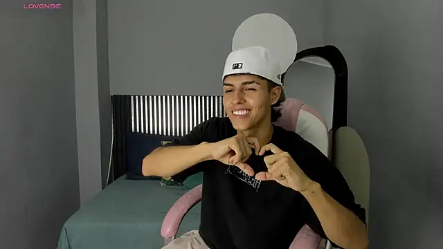 Snapshot of Axel_Mendozaa chatting on June 4, 9:10 pm Axel Mendozaa online show from June 4, 9:10 pm