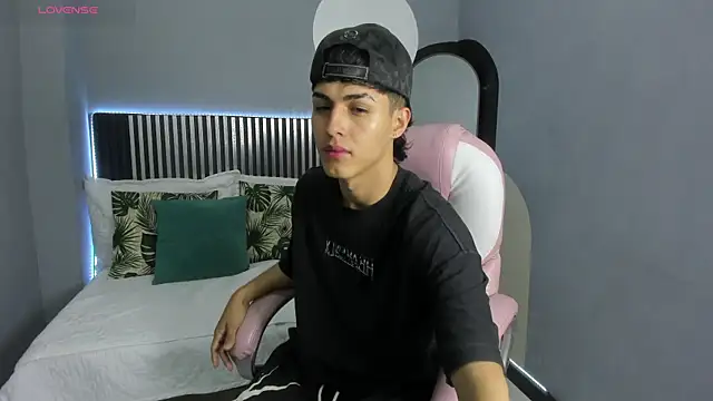 Snapshot of Axel_Mendozaa chatting on June 12, 8:08 pm Axel Mendozaa online show from June 12, 8:08 pm