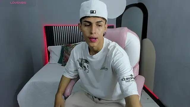 Snapshot of Axel_Mendozaa chatting on June 24, 8:08 pm Axel Mendozaa online show from June 24, 8:08 pm