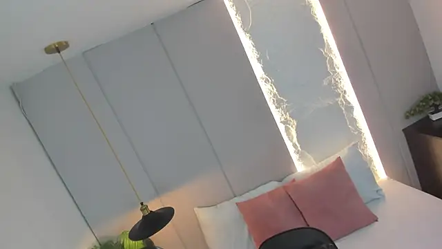 Snapshot of emily_castle chatting on June 23, 5:44 pm emily castle online show from June 23, 5:44 pm