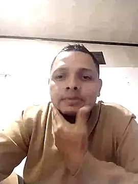 Snapshot of EnzoDesire chatting on July 1, 7:43 am EnzoDesire online show from July 1, 7:43 am