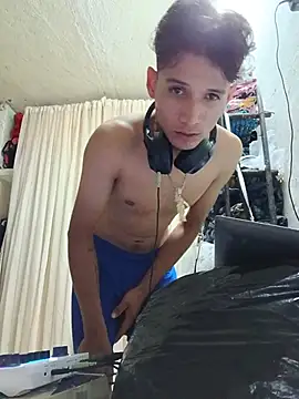 Snapshot of Manueluuki chatting on June 20, 7:27 pm Manueluuki online show from June 20, 7:27 pm