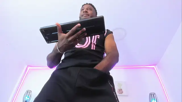 Snapshot of DaddyBlack_ chatting on June 9, 7:14 pm DaddyBlack online show from June 9, 7:14 pm