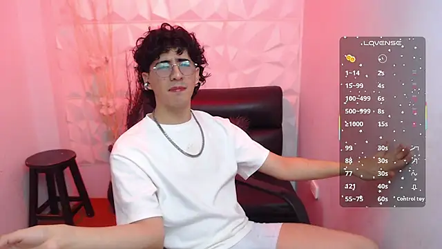 Snapshot of Elliot_23 chatting on June 10, 4:39 pm Elliot 23 online show from June 10, 4:39 pm