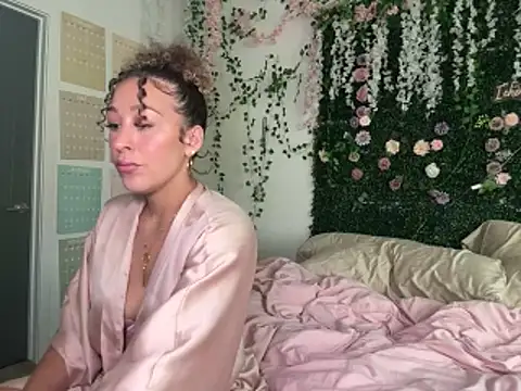 Snapshot of LyraCovee chatting on June 7, 2:37 am LyraCovee online show from June 7, 2:37 am