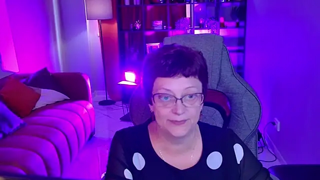 IsoldeMirevain online show from June 13, 10:57 am