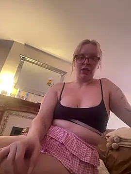Snapshot of lucyyyxoxo chatting on July 23, 4:05 pm lucyyyxoxo online show from July 23, 4:05 pm