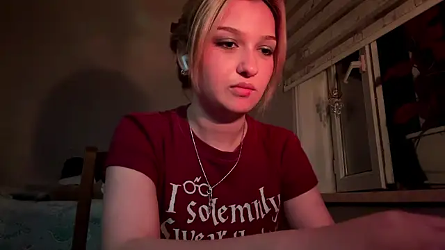 Snapshot of CloudyFoxy chatting on June 9, 7:47 pm CloudyFoxy online show from June 9, 7:47 pm