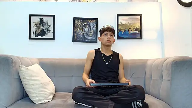 BLACK AND WHITET online show from June 10, 1:39 am