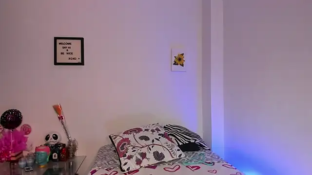 LauraToro  online show from November 28, 7:05 pm