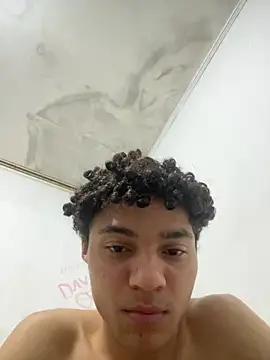 Snapshot of Guilhermesousaferro chatting on June 13, 5:49 am Guilhermesousaferro online show from June 13, 5:49 am