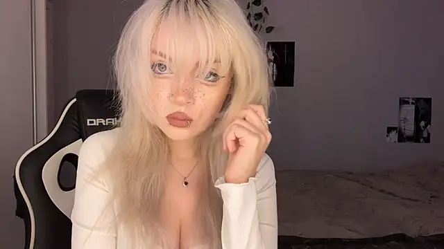Snapshot of Velvets_Vixens01 chatting on June 18, 5:50 pm Velvets Vixens01 online show from June 18, 5:50 pm