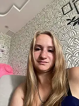 Snapshot of Emilia_kis chatting on June 13, 9:40 am Emilia kis online show from June 13, 9:40 am