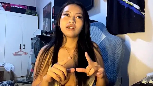 CassandraFlatt online show from June 13, 2:04 pm