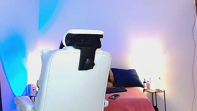 Snapshot of Isabella_Sophia19 chatting on June 29, 12:28 am Isabella Sophia19 online show from June 29, 12:28 am