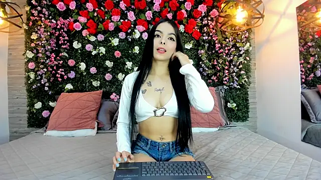 BelaPoncee online show from June 14, 1:24 pm