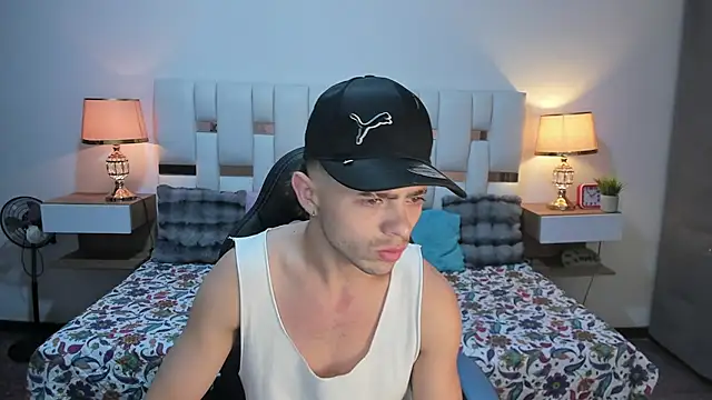 Snapshot of Zeus_damian21 chatting on July 18, 3:11 am Zeus damian21 online show from July 18, 3:11 am