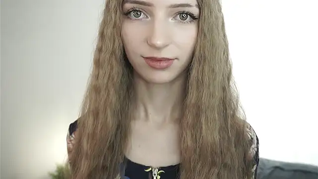 DeliaHoude online show from June 15, 10:50 am