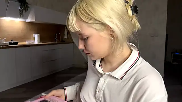Snapshot of Emillema chatting on June 16, 10:34 pm Emillema online show from June 16, 10:34 pm