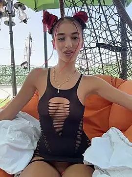 Snapshot of VixenRosse chatting on July 17, 9:05 am VixenRosse online show from July 17, 9:05 am