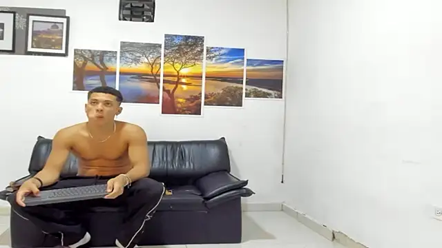 Snapshot of MAX_LEGEND chatting on June 26, 9:46 am MAX LEGEND online show from June 26, 9:46 am