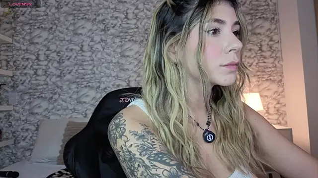 Snapshot of Isabella_Bliss chatting on July 22, 12:24 am Isabella Bliss online show from July 22, 12:24 am
