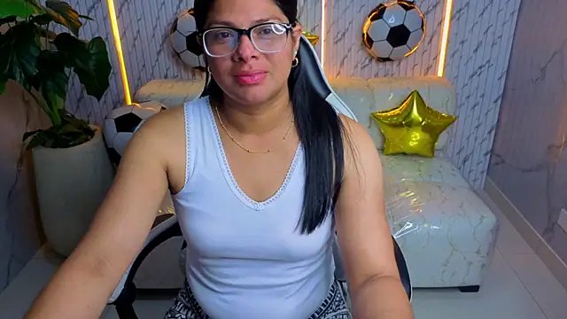 Snapshot of sarah_bay_tx chatting on June 19, 9:18 pm sarah bay tx online show from June 19, 9:18 pm