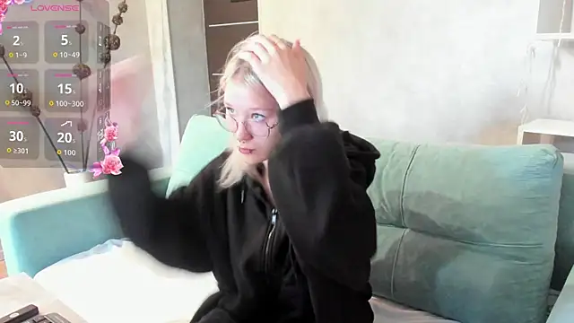 Snapshot of Nika-Smith chatting on August 9, 9:25 am Nika-Smith online show from August 9, 9:25 am