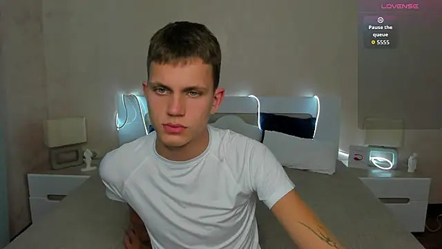 Snapshot of m0neyken chatting on July 10, 3:00 am m0neyken online show from July 10, 3:00 am