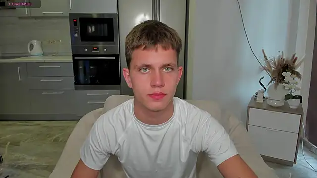 Snapshot of m0neyken chatting on July 31, 2:33 am m0neyken online show from July 31, 2:33 am