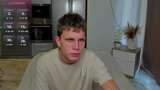 Snapshot of m0neyken chatting on August 1, 3:28 am m0neyken online show from August 1, 3:28 am