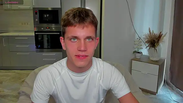 Snapshot of m0neyken chatting on August 4, 2:15 am m0neyken online show from August 4, 2:15 am