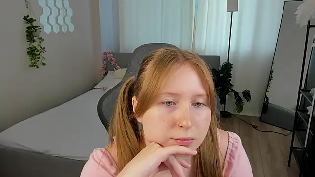 Snapshot of LiliTiny chatting on July 27, 8:21 am LiliTiny online show from July 27, 8:21 am
