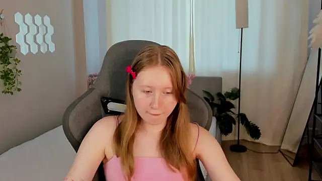 Snapshot of LiliTiny chatting on August 2, 10:14 am LiliTiny online show from August 2, 10:14 am