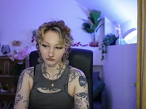 Snapshot of tattooedblondee18 chatting on June 22, 1:08 pm tattooedblondee18 online show from June 22, 1:08 pm