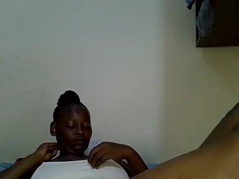 Snapshot of PetitePeachy chatting on June 24, 5:06 am PetitePeachy online show from June 24, 5:06 am