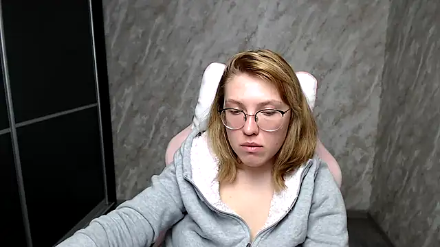 Reginasmilee online show from March 11, 7:48 am