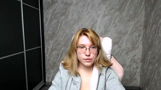 Reginasmilee online show from March 13, 2:12 pm