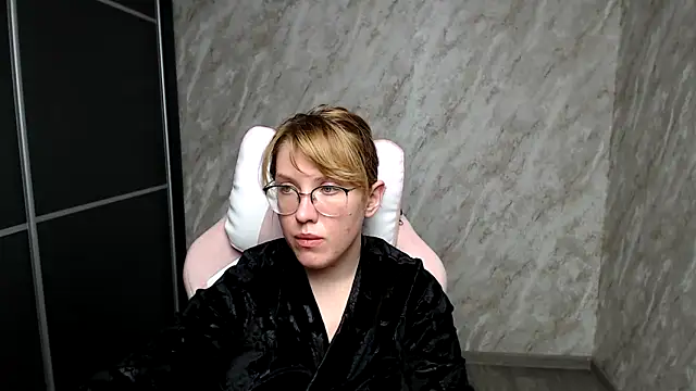 Reginasmilee online show from March 16, 3:17 pm