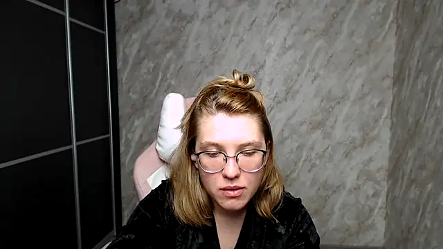 Reginasmilee online show from March 16, 6:23 pm