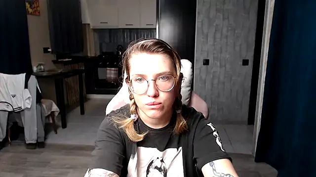 Reginasmilee online show from September 18, 12:01 am