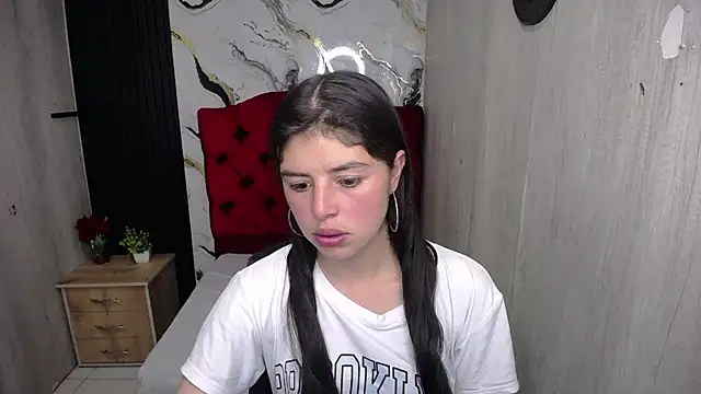 Snapshot of lyssa_blue chatting on June 24, 12:37 pm lyssa blue online show from June 24, 12:37 pm
