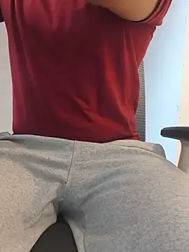 Snapshot of 8inch_hunk19 chatting on August 9, 5:45 am 8inch hunk19 online show from August 9, 5:45 am