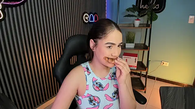 Snapshot of Emily_robertss1 chatting on July 6, 12:46 pm Emily robertss1 online show from July 6, 12:46 pm