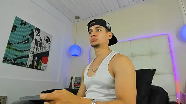 Snapshot of Jamexxx1_ chatting on August 8, 11:18 pm Jamexxx1 online show from August 8, 11:18 pm