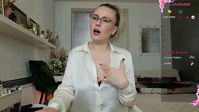 Snapshot of BeautyeyesLovely chatting on October 28, 1:58 pm BeautyeyesLovely online show from October 28, 1:58 pm