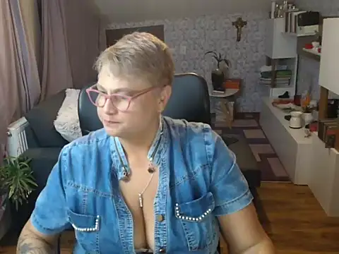 Snapshot of NewHellen4you chatting on July 1, 7:24 pm NewHellen4you online show from July 1, 7:24 pm